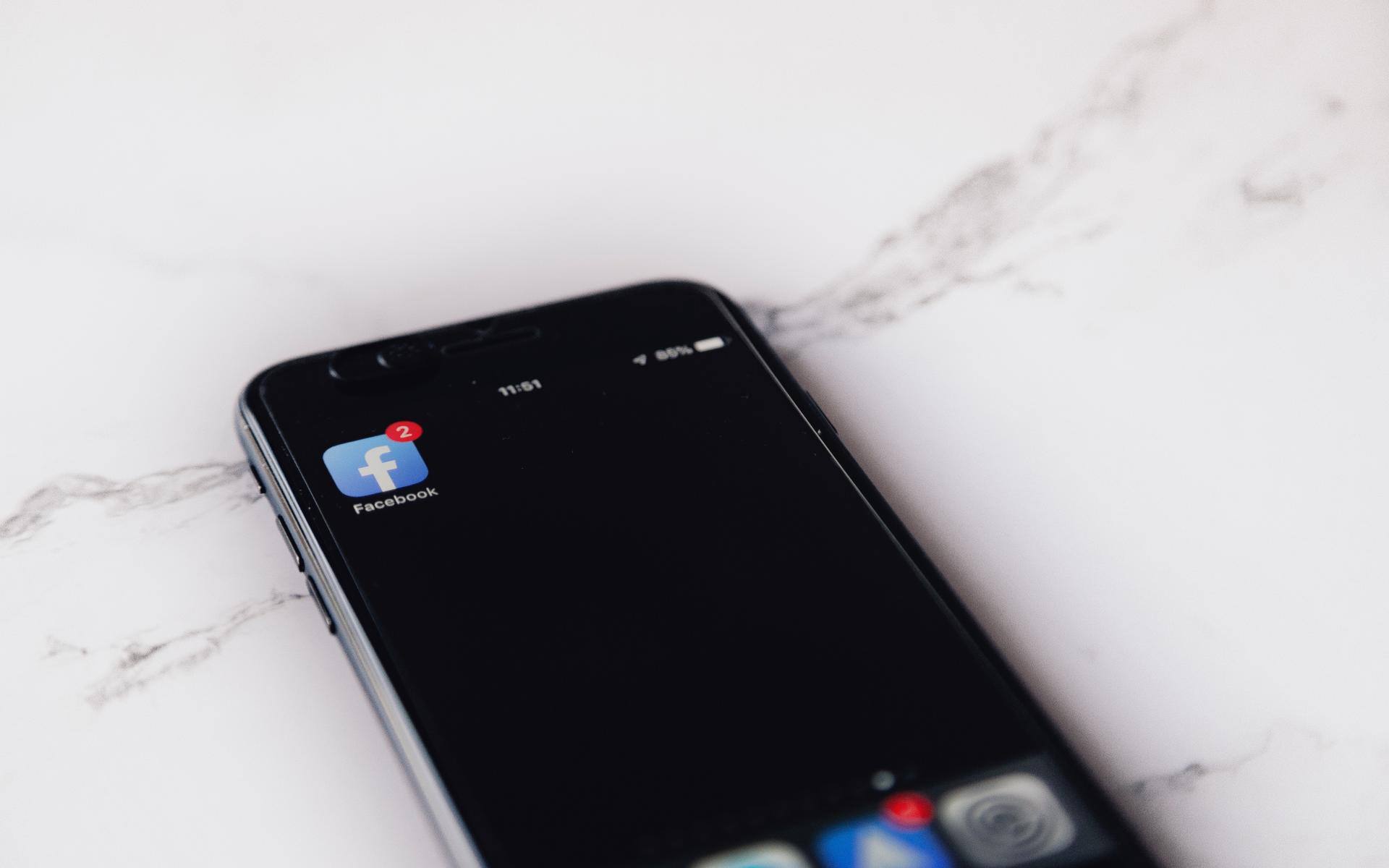 Facebook, İzinsiz Olarak Kamera Çalıştırıyor